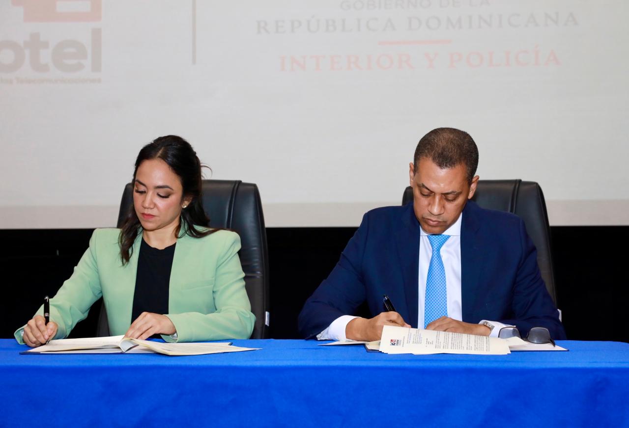 Indotel firma acuerdo para modernizar destacamentos y proveer de internet
