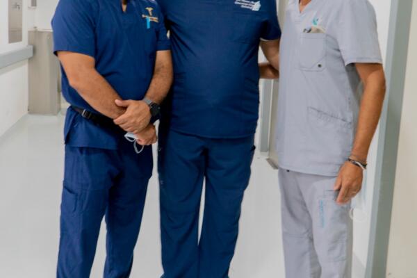Los doctores Jose Luis Acosta, Moises Ayala y Orlando Vargas, parte del equipo médico que intervino en el operativo.