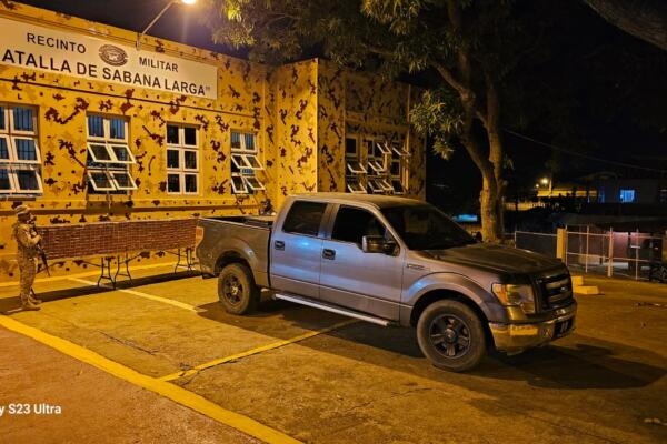 El Cesfront en colaboración con miembros del Ejército detuvieron una camioneta que trasladaba 294,000 unidades de cigarrillos.