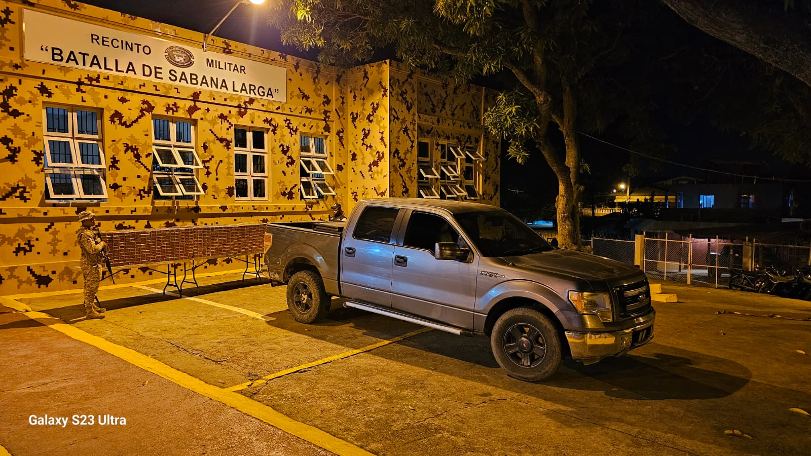 El Cesfront en colaboración con miembros del Ejército detuvieron una camioneta que trasladaba 294,000 unidades de cigarrillos.