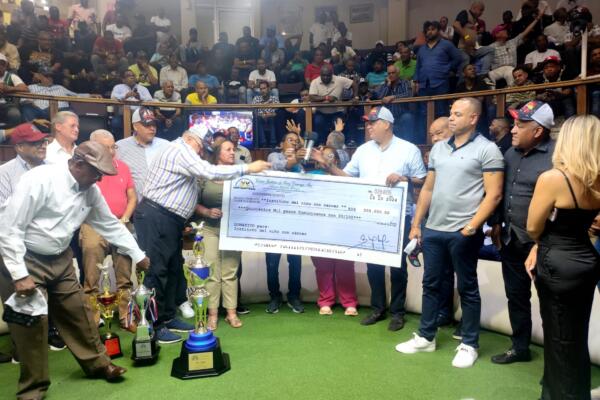 Coliseo Gallistico y Luis Alonzo hacen donación al Hospital de Niños con Cáncer