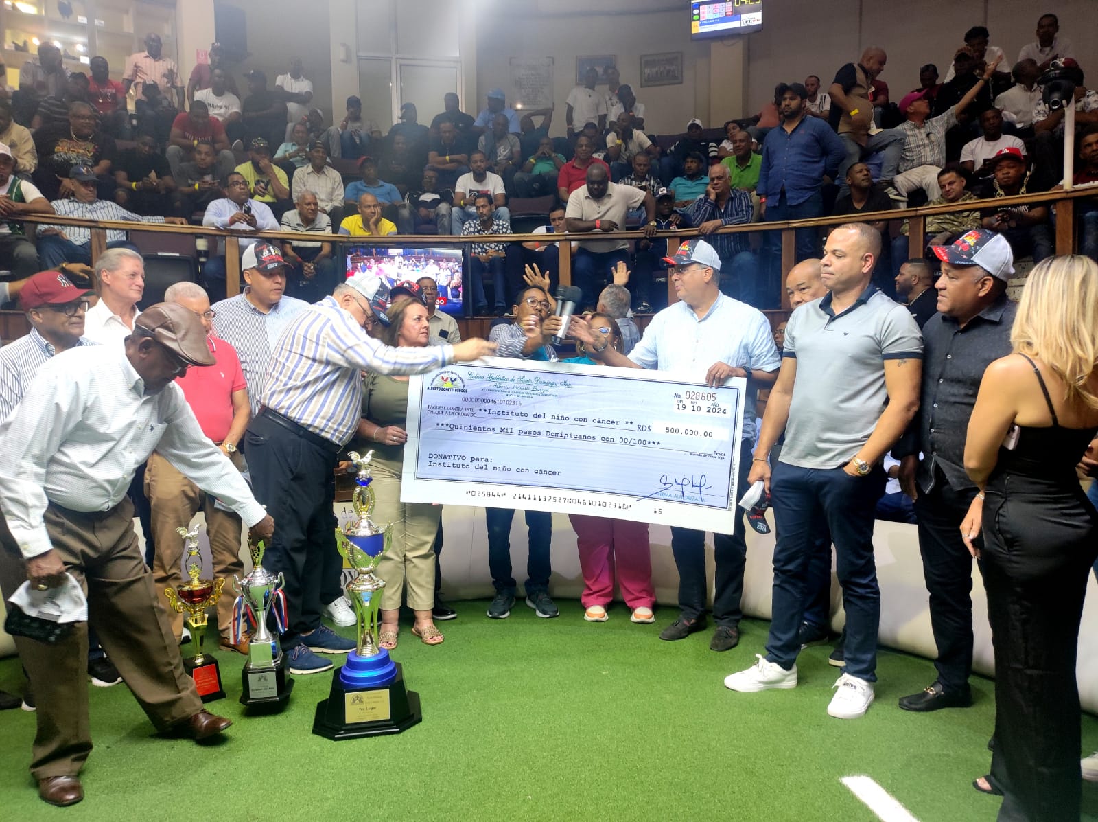 Coliseo Gallistico y Luis Alonzo hacen donación al Hospital de Niños con Cáncer