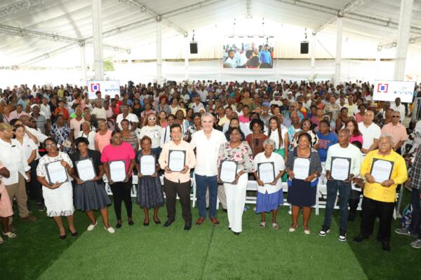 Abinader entrega 1,700 títulos de propiedad en San Pedro de Macorís