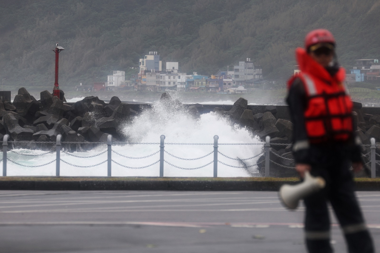 El supertifón Kong-rey causa evacuaciones masivas y severos daños en Taiwán