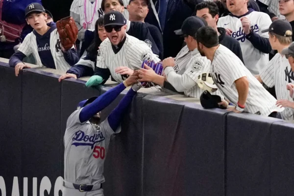 Yankees vetan para Juego 5 a fans que interfirieron en jugada de Betts