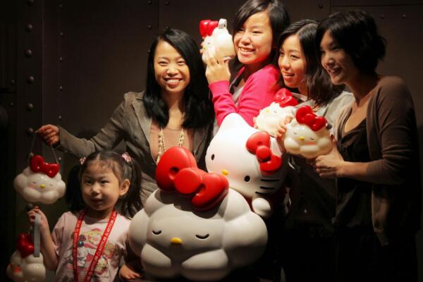 Un grupo de jóvenes Un grupo de jóvenes posan en el laboratorio de Hello Kitty en Hong Kong, el 12 de agosto de 2009. 