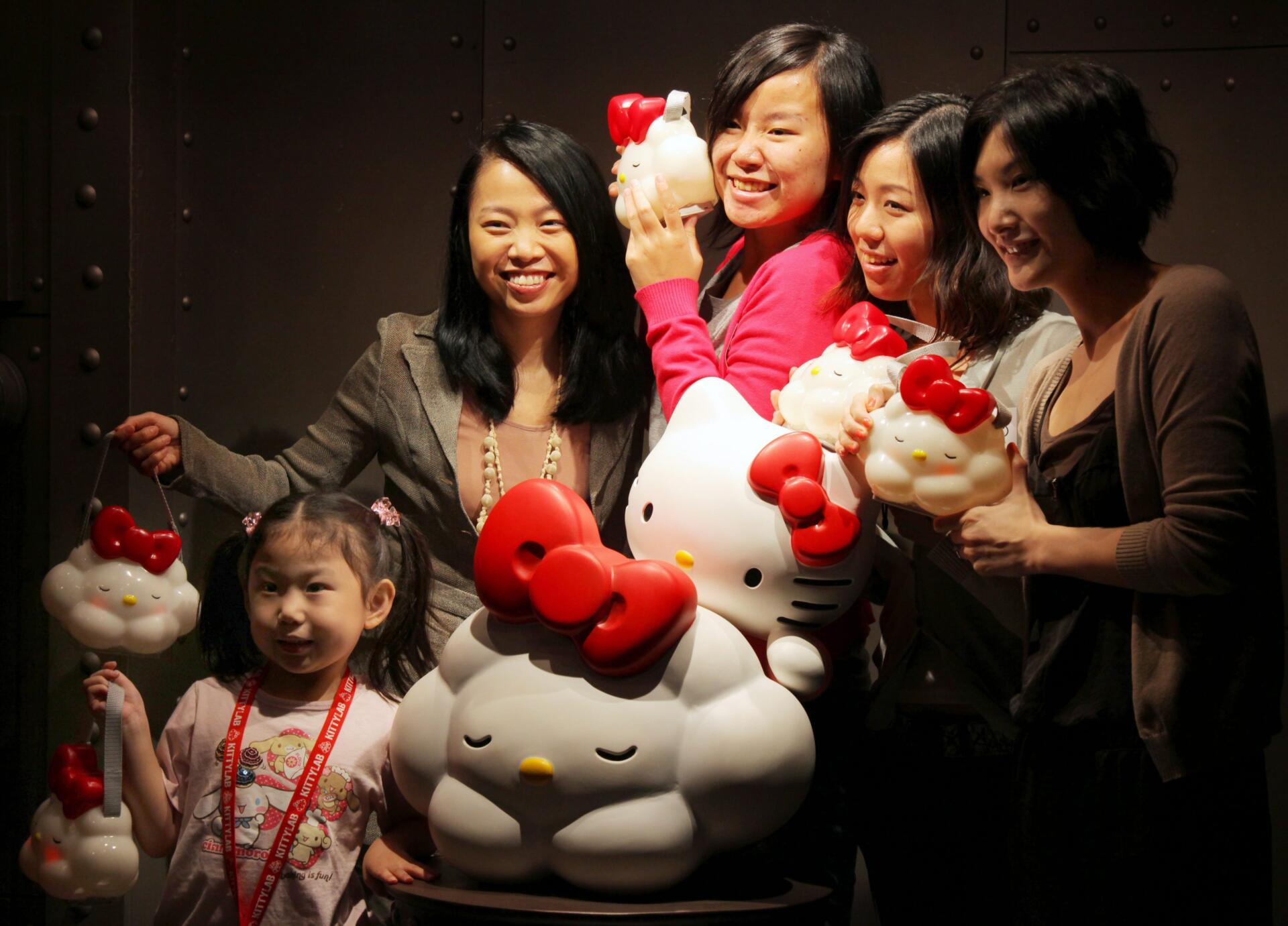 Un grupo de jóvenes posan en el laboratorio de Hello Kitty en Hong Kong, el 12 de agosto de 2009.
