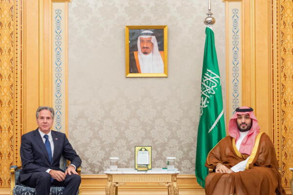 Príncipe heredero saudí, Mohammed bin Salman, recibiendo al secretario de Estado de Estados Unidos, Antony Blinken, Riad, Arabia Saudita, el 23 de octubre de 2024. 