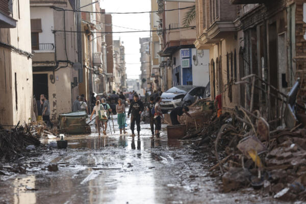 Los servicios de emergencia siguen trabajando en tareas de desescombro tras las inundaciones que han dejado al menos 95 fallecidos en España.