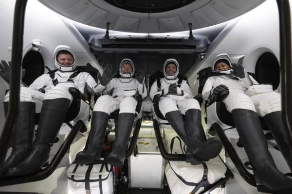 Fotografía cedida por la NASA donde aparecen el cosmonauta de Roscosmos, Alexander Grebenkin (i); los astronautas de la NASA Michael Barratt (2i), y Matthew Dominick (2d),  y Jeanette Epps (d), sentados dentro de la nave espacial Dragon Endeavour de SpaceX poco después de haber amerizado este Fotografía cedida por la NASA donde aparecen el cosmonauta de Roscosmos