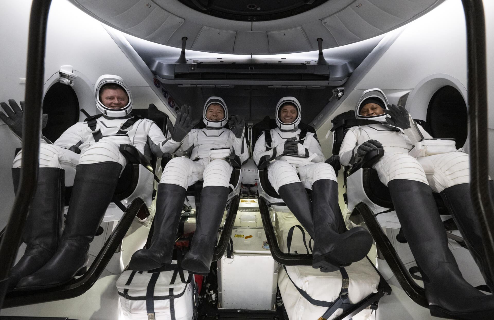 Fotografía cedida por la NASA donde aparecen el cosmonauta de Roscosmos