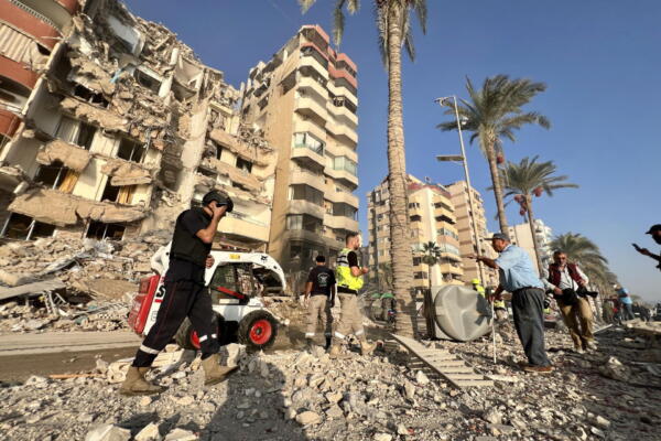 Equipo de búsqueda en busca de víctimas tras bombardeo aéreo israelí, en Líbano. EFE. 