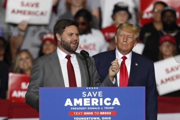 Hackers chinos atacaron teléfonos de Trump y J.D. Vance, según prensa de EE.UU.como su candidato a vicepresidente al senador de Ohio J.D. Vance, un joven de 39 años que además de político también es empresario y escritor. EFE/EPA/DAVID MAXWELL