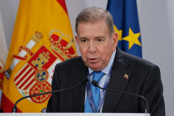 El líder opositor venezolano Edmundo González interviene en el Foro La Toja, este viernes en O Grove. EFE