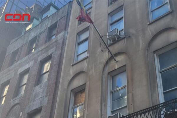 El exterior del edificio que fuera sede del consulado de Venezuela en Nueva York hasta febrero de 2023 muestra actualmente señales de deterioro progresivo. Foto: Fuente externa 