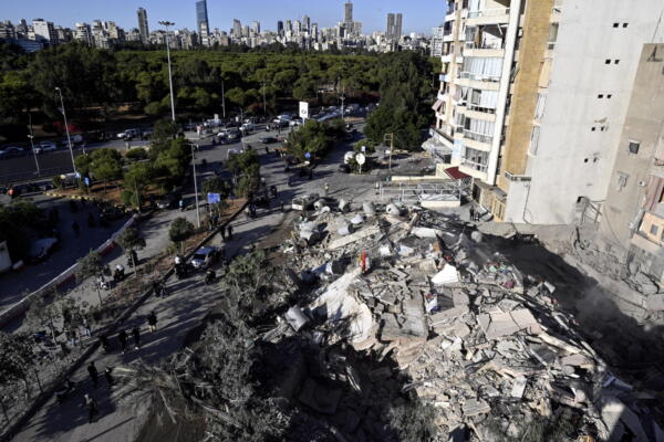 Escombros de una estructura dañada tras un ataque aéreo israelí en el distrito de Dahieh, al sur de Beirut, Líbano, el 22 de octubre de 2024. EFE/EPA/WAEL HAMZEH