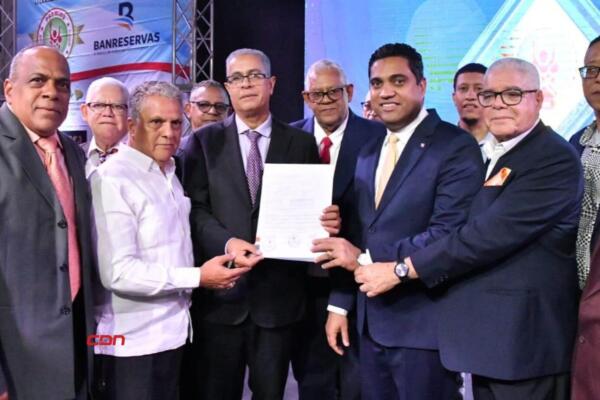 Ministro Kelvin Cruz aporta dos millones de pesos para remodelar casa club de la ACDS. (Foto, fuente externa)