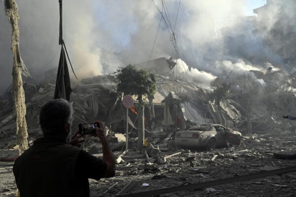 Restos de un edificio después de un ataque aéreo israelí sobre el barrio de Dahieh, uno de los bastiones de Hizbulá, en Beirut (El Líbano). EFE/ Wael Hamzeh