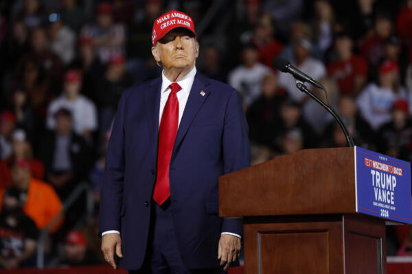 Donald Trump durante un mitín de campaña en Wisconsin (Estados Unidos). EFE/ Jeffrey Phelps