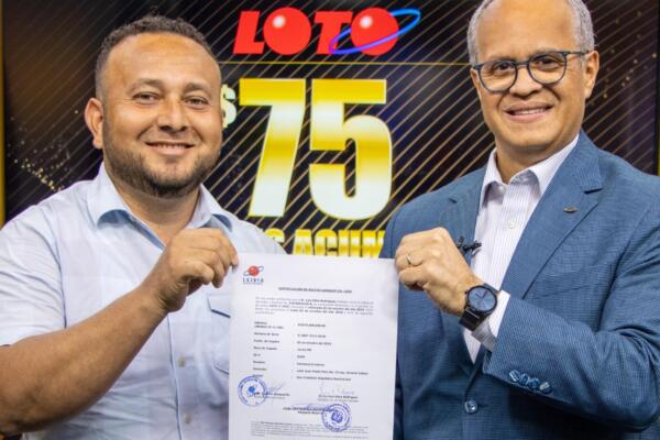 Leidsa entrega certificado a Técnico Eléctrico, se ganó 75 millones en el Loto.(foto, fuente externa)