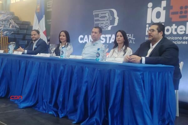 Indotel entrega Canasta Digital Social.(foto, fuente externa)
