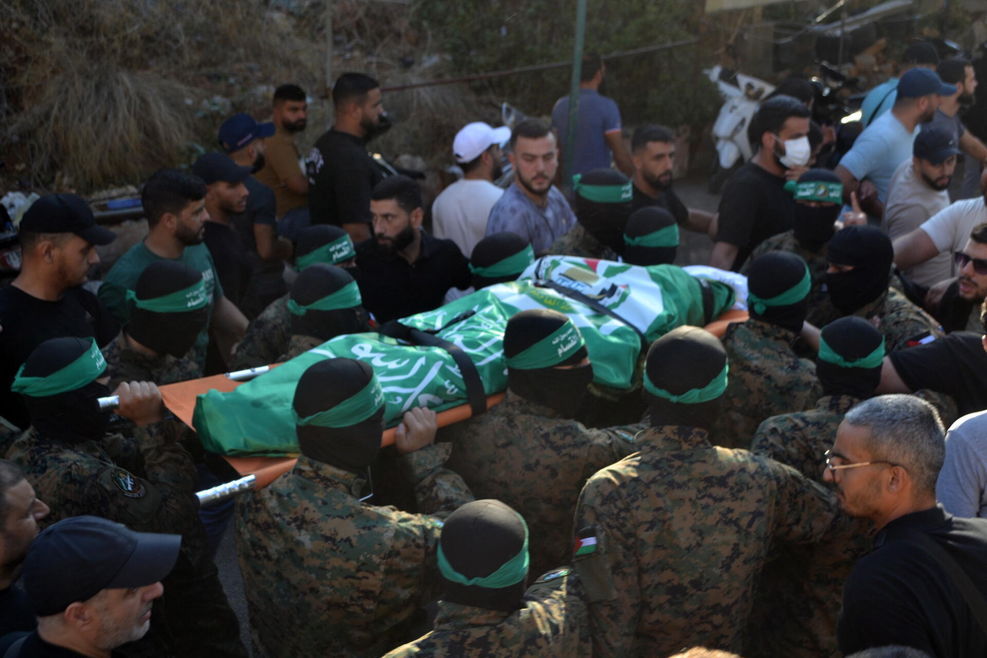 Miembros del grupo islamista Hamas asisten al funeral de alto cargo de las brigadas Al Qasam Saeed Atallah Ali, su esposa y dos hijas en, in Tripoli, en el norte del Líbano
