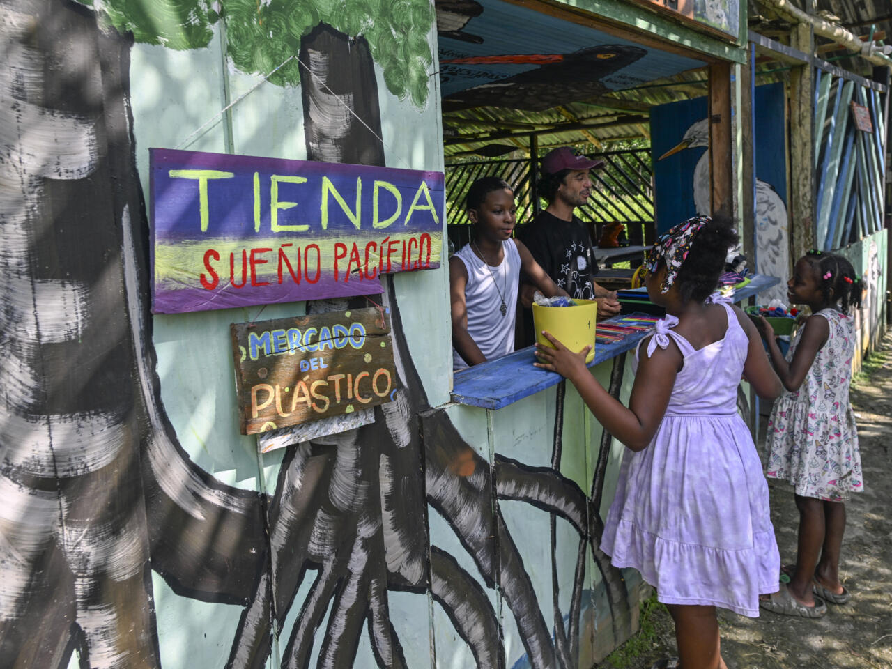 "Monedas" de plástico alimentan economía sustentable en playas paradisíacas de Colombia