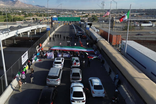 Personal del Poder Judicial de la Federación protesta contra la Reforma Judicial en el Puente Internacional Córdova de las Américas, este martes en Ciudad Juárez (México). EFE/Luis Torres