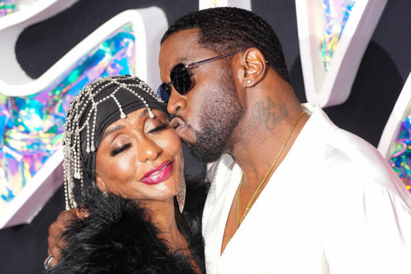 La madre de Puff Daddy compara las acusaciones contra el rapero con 