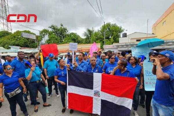 El informe de la ADP sostiene que al maestro lo cancelaron por inasistencia.  Foto: CDN Digital 