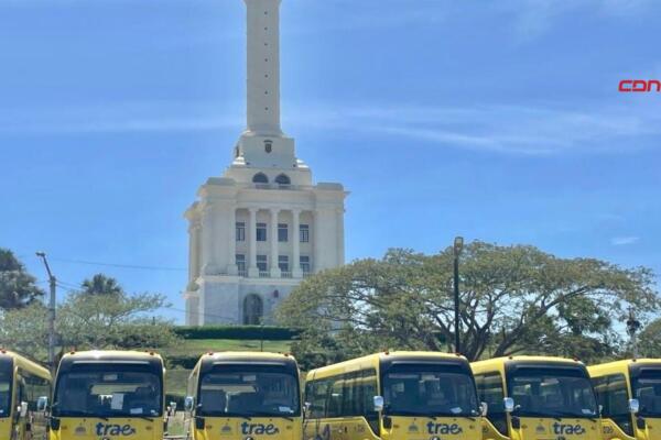 Raquel Peña inaugura servicio transporte estudiantil en Santiago.(foto, fuente externa)