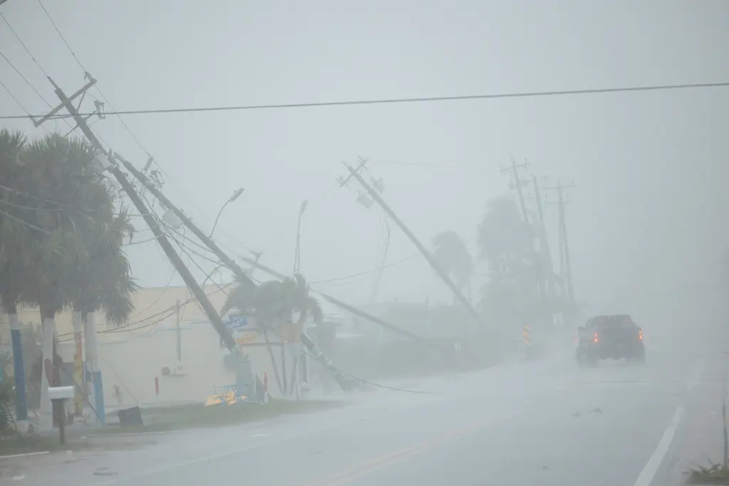 Postes de servicios públicos derribados por fuertes vientos en Fort Myers, Florida, el 9 de octubre