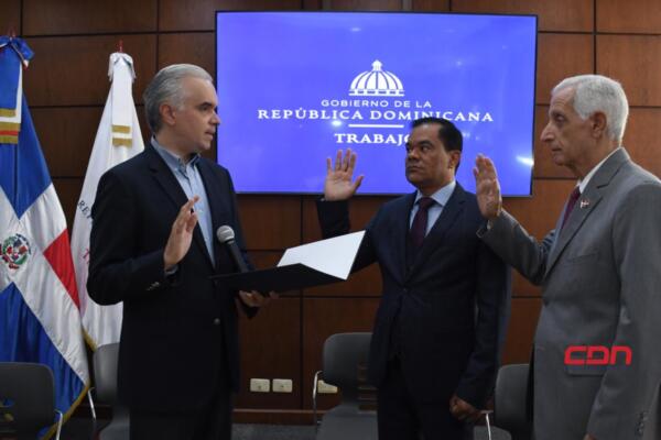 Luis Miguel De Camps, juramentó a Elías Báez como director de la Dirección General de Información y Derechos de los Afiliados.(foto, fuente externa)