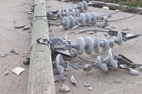 Tornado en San Juan y Elías Piña derriban postes de línea de 69 kilovatios