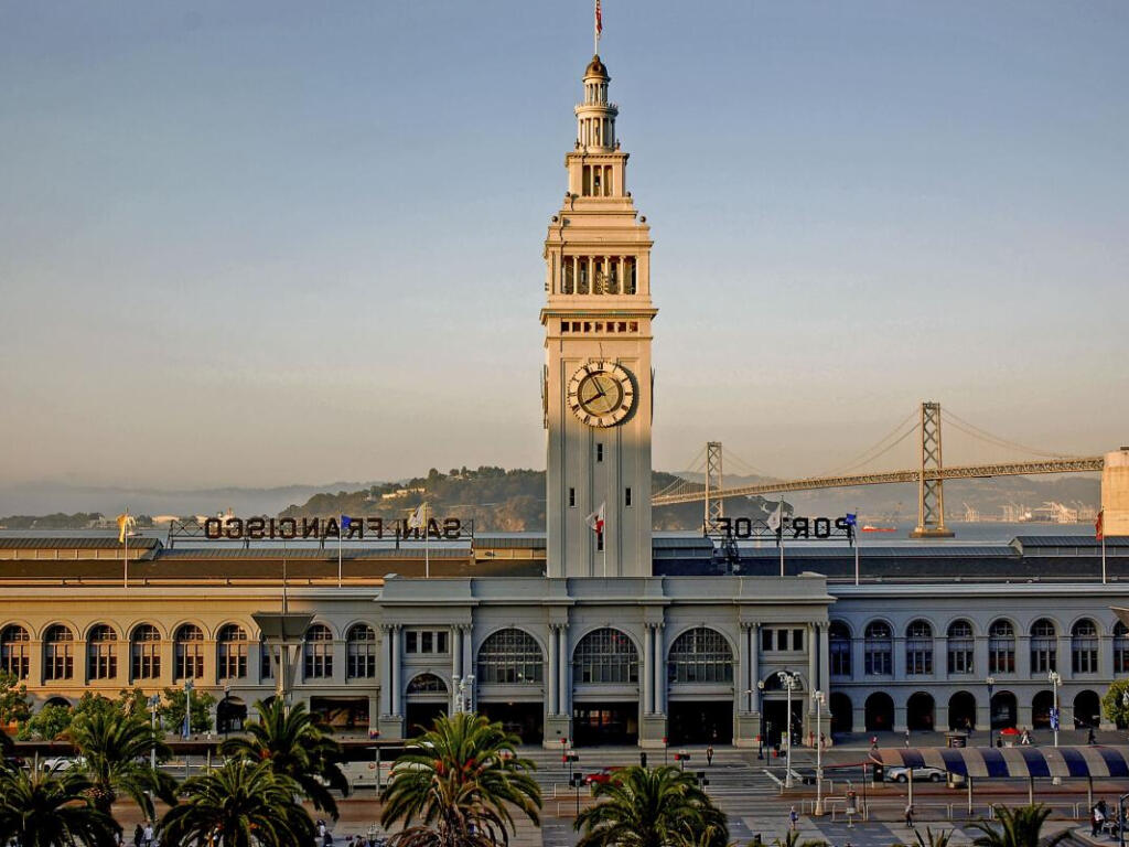 El reloj reina en el puerto de San Francisco, en California