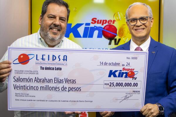 Leidsa entrega 25 millones a impresor ganador del Súper Kino Tv.(foto, fuente externa)