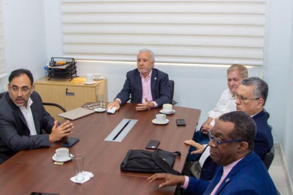 Antonio Taveras escucha inquietudes de empresarios y cineastas sobre reforma fiscal.(foto, fuente externa)