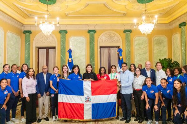 Raquel Peña entrega bandera a selección dominicana para Mundial Sub-17 Femenino