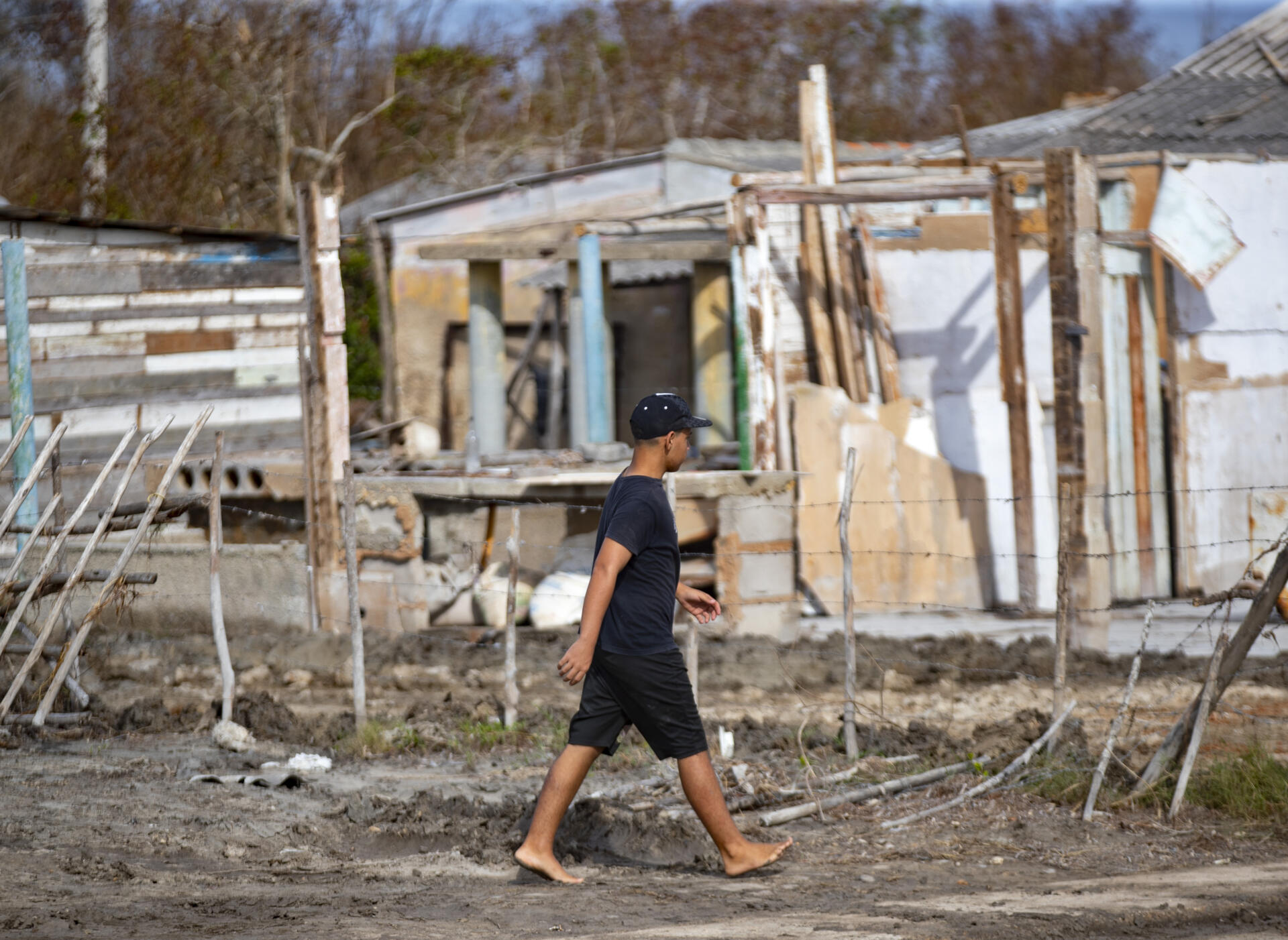 Un hombre pasa frente a una casa destruida por el huracán Rafael en Playa Guanimar, Artemisa (Cuba)