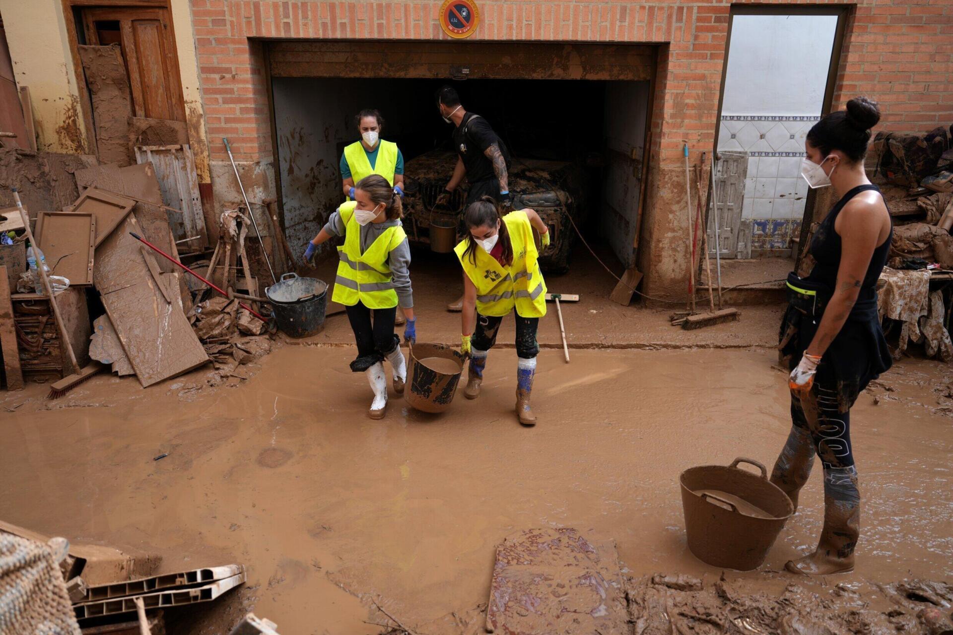 Se rompe el estereotipo de la generación de cristal en las inundaciones de Valencia