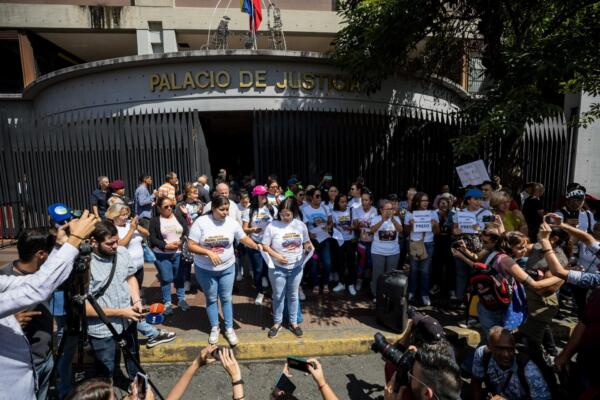  Varias personas se manifiestan para solicitar la libertad de sus familiares detenidos tras las elecciones presidenciales del 28 de julio