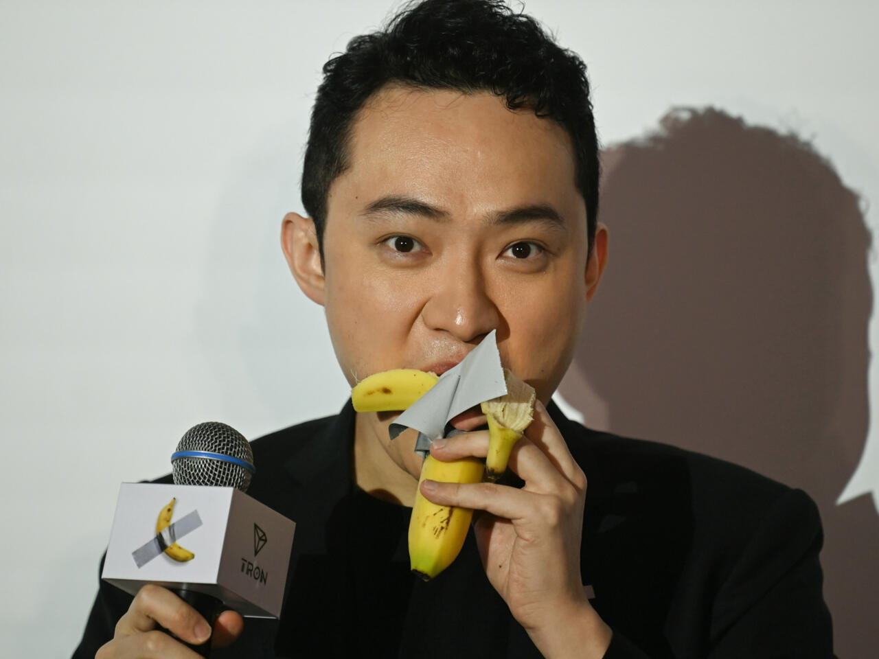 Un hombre se come la famosa banana de 6,2 millones de dólares