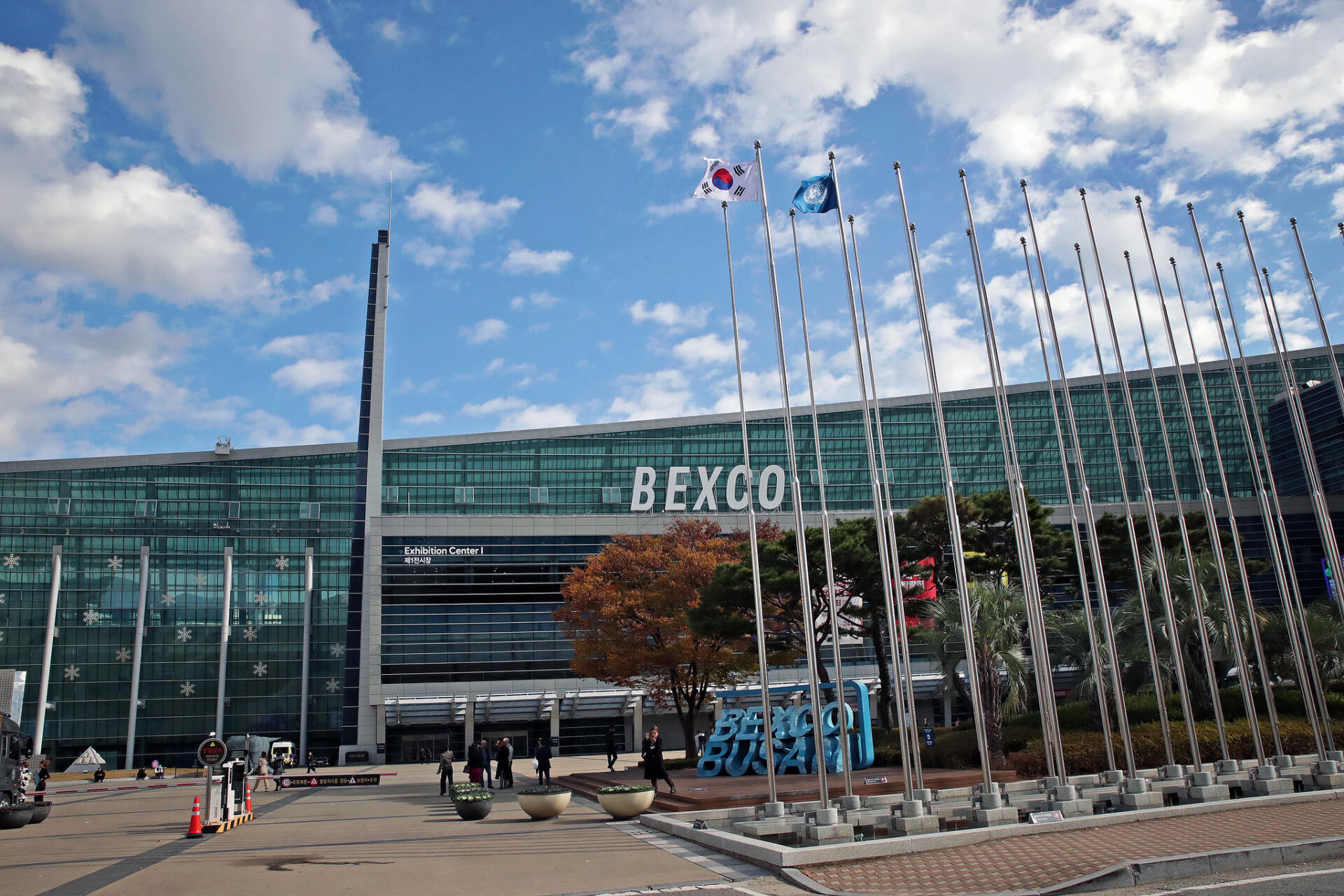 Exterior del Centro de Convenciones y Exhibiciones de Busan (Corea del Sur) que acoge desde este lunes el Comité Intergubernamental de Negociación de la ONU (INC)