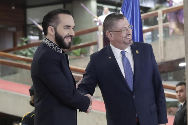 El presidente de Costa Rica, Rodrigo Chaves, junto a su homólogo de El Salvador, Nayib Bukele. EFE