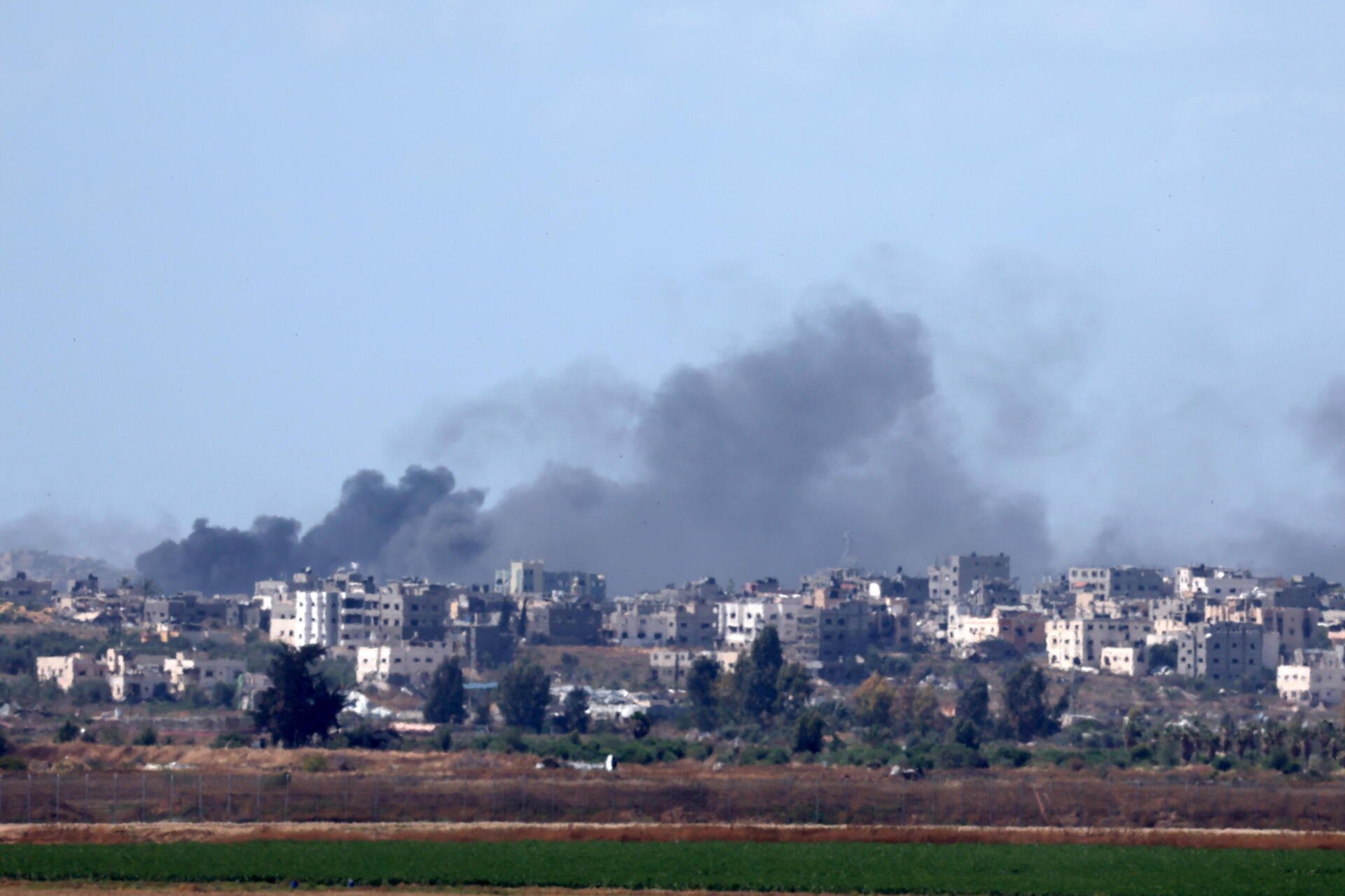 Foto de archivo de humo elevándose tras un ataque aéreo israelí en Yabalia, Franja de Gaza