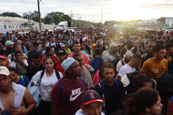 Migrantes caminan en caravana hacia la frontera con Estados Unidos este miércoles