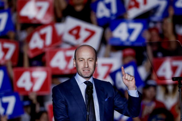 Fotografía de archivo del 28 de octubre 2024 del ex asesor de la Casa Blanca Stephen Miller durante un acto de campaña en McCamish Pavillion,