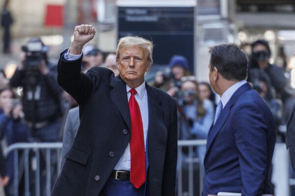El presidente electo estadounidense, Donald Trump, levanta su puño después de una conferencia de prensa sobre su caso en un tribunal penal en Nueva York, el 25 de marzo de 2024. EFE/SARAH YENESEL