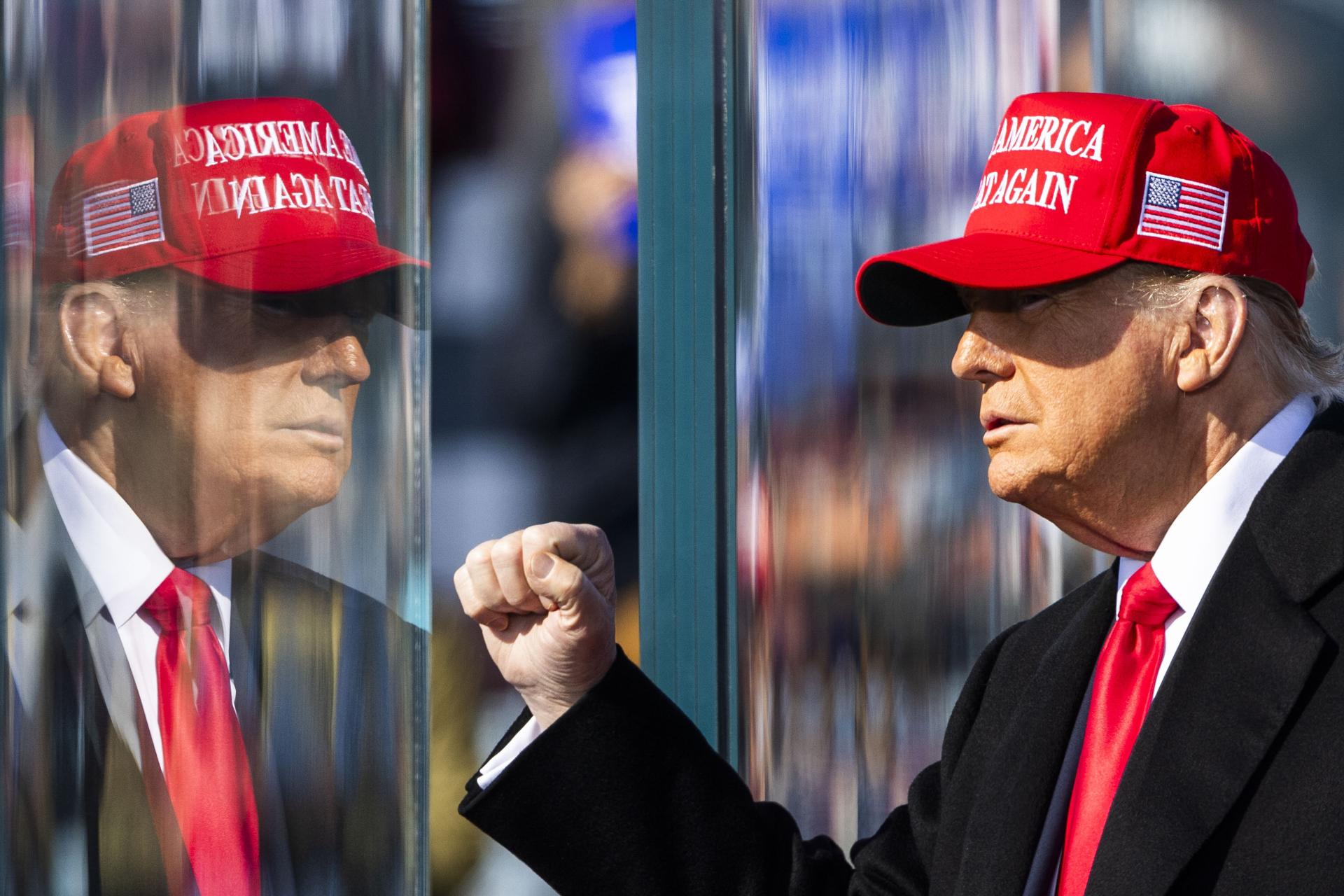 El candidato republicano, Donald Trump, redobló este domingo, en un mitin en el estado clave de Georgia, sus ataques contra Kamala Harris.