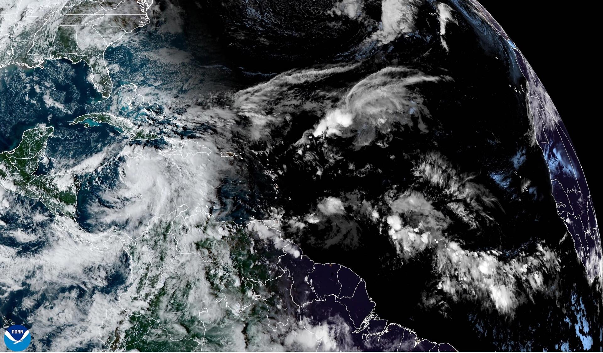 Rafael se convierte en huracán mientras se dirige a Islas Caimán y Cuba